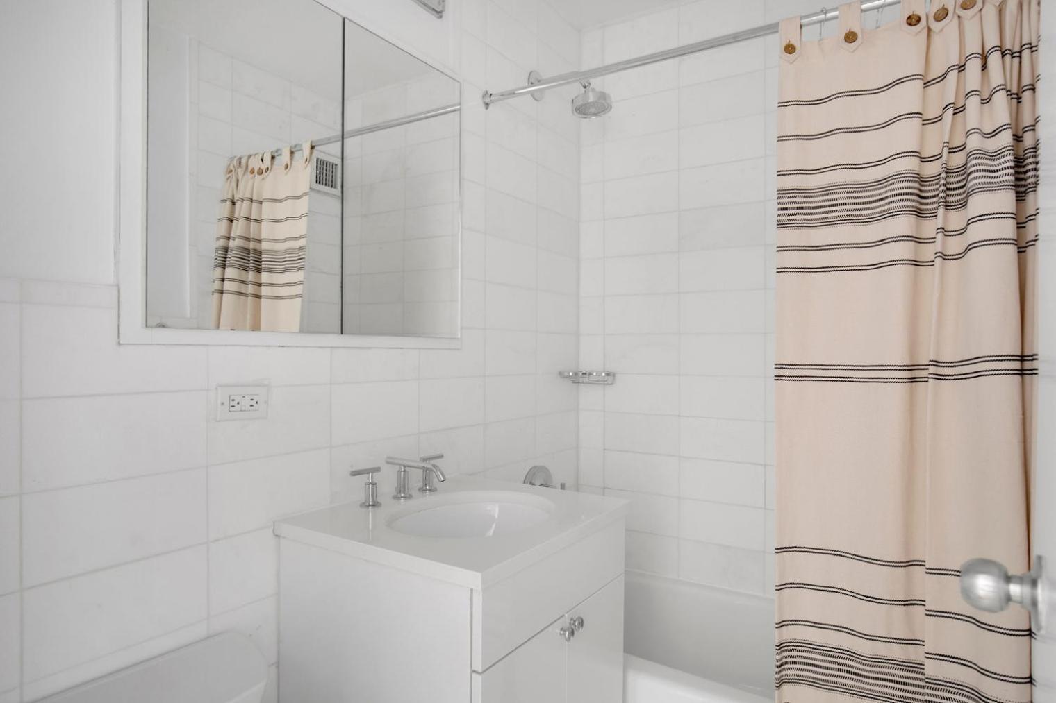 Midtown 1br W Gym Doorman Nr Grand Nyc-745 Appartement New York